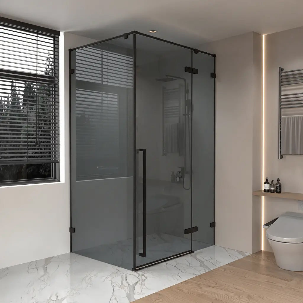 45,6po–46po L (largeur ajustable) x 79po H Porte de douche pivotante réversible sans cadre en noir mat avec panneau latéral 34,1po–34,5po – verre teinté noir