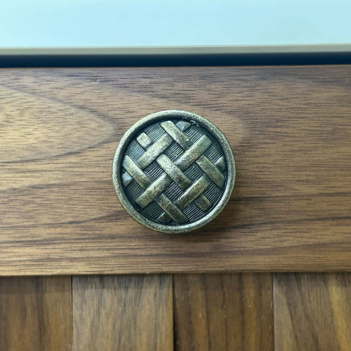 Meuble-lavabo mural 30po en noyer naturel avec comptoir en surface solide blanc mat