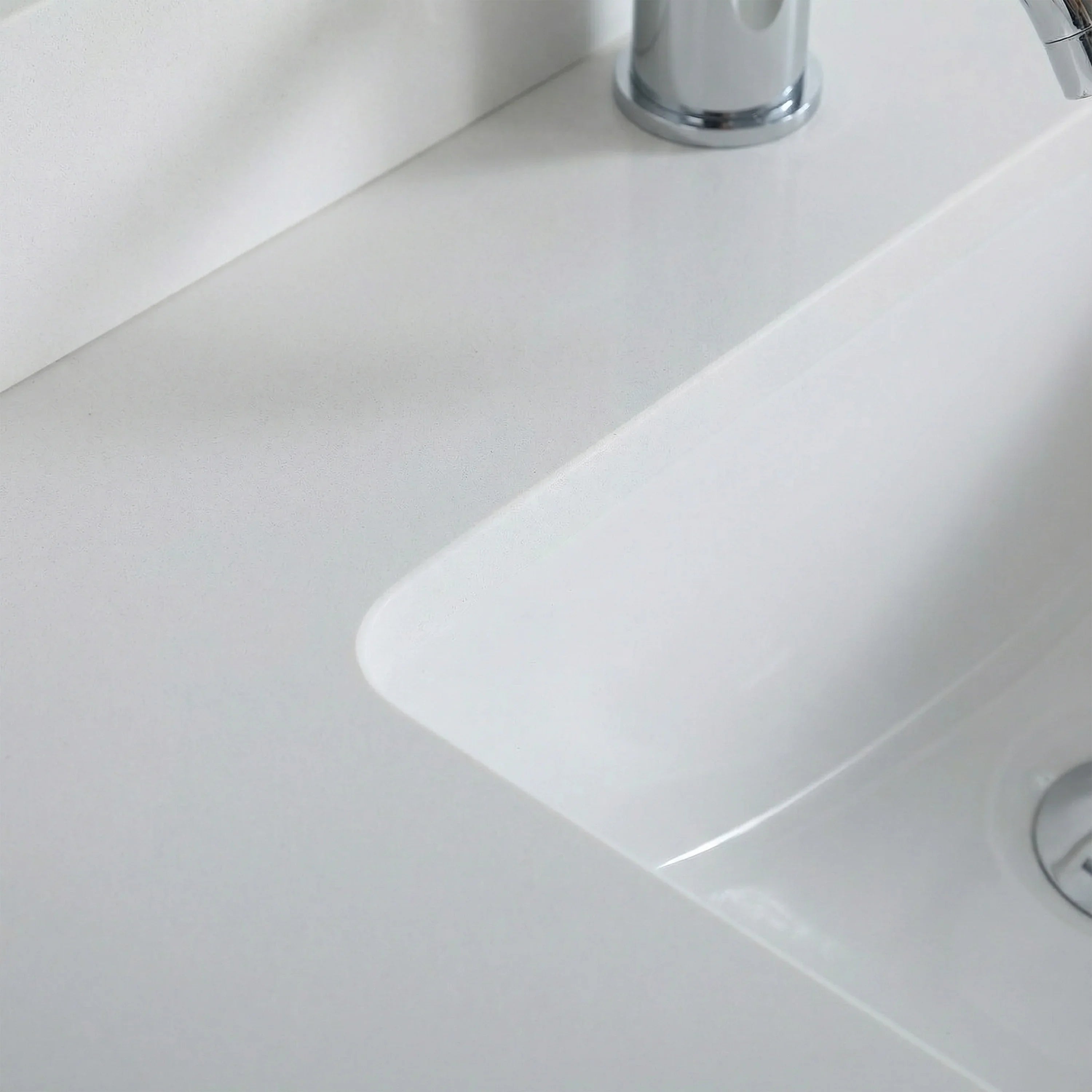 Meuble-lavabo autoportant blanc de 36 po avec comptoir en marbre blanc reconstitué