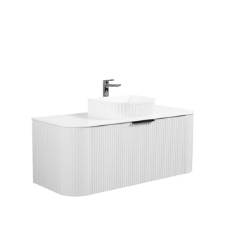 Meuble-Lavabo Mural 48po Blanc Mat Cannelé Incurvé avec Comptoir de Granit Blanc et Lavabo à Surface Solide