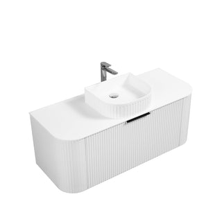 Meuble-Lavabo Mural 48po Blanc Mat Cannelé Incurvé avec Comptoir de Granit Blanc et Lavabo à Surface Solide