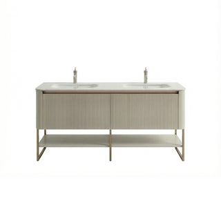 Meuble-lavabo Mural en Latte DEL 63 po avec Comptoir en Marbre Kari Ice Jade et Doubles Lavabos en Céramique et Pop-up, cadre en métal doré brossé et étagères couleur latte.