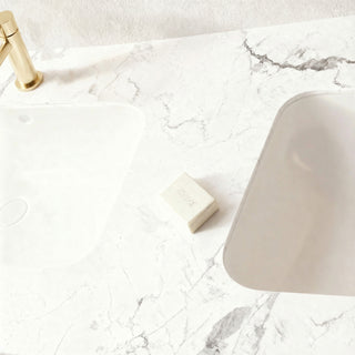 Meuble-lavabo double vasque Belfort 60 po en noyer - Plan de travail en marbre blanc de Carrare