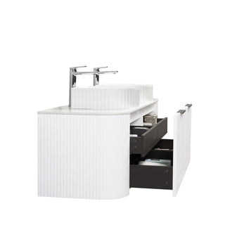 Meuble-Lavabo Mural 60po Blanc Mat Cannelé Incurvé avec Comptoir de Granit Blanc et Lavabo à Surface Solide