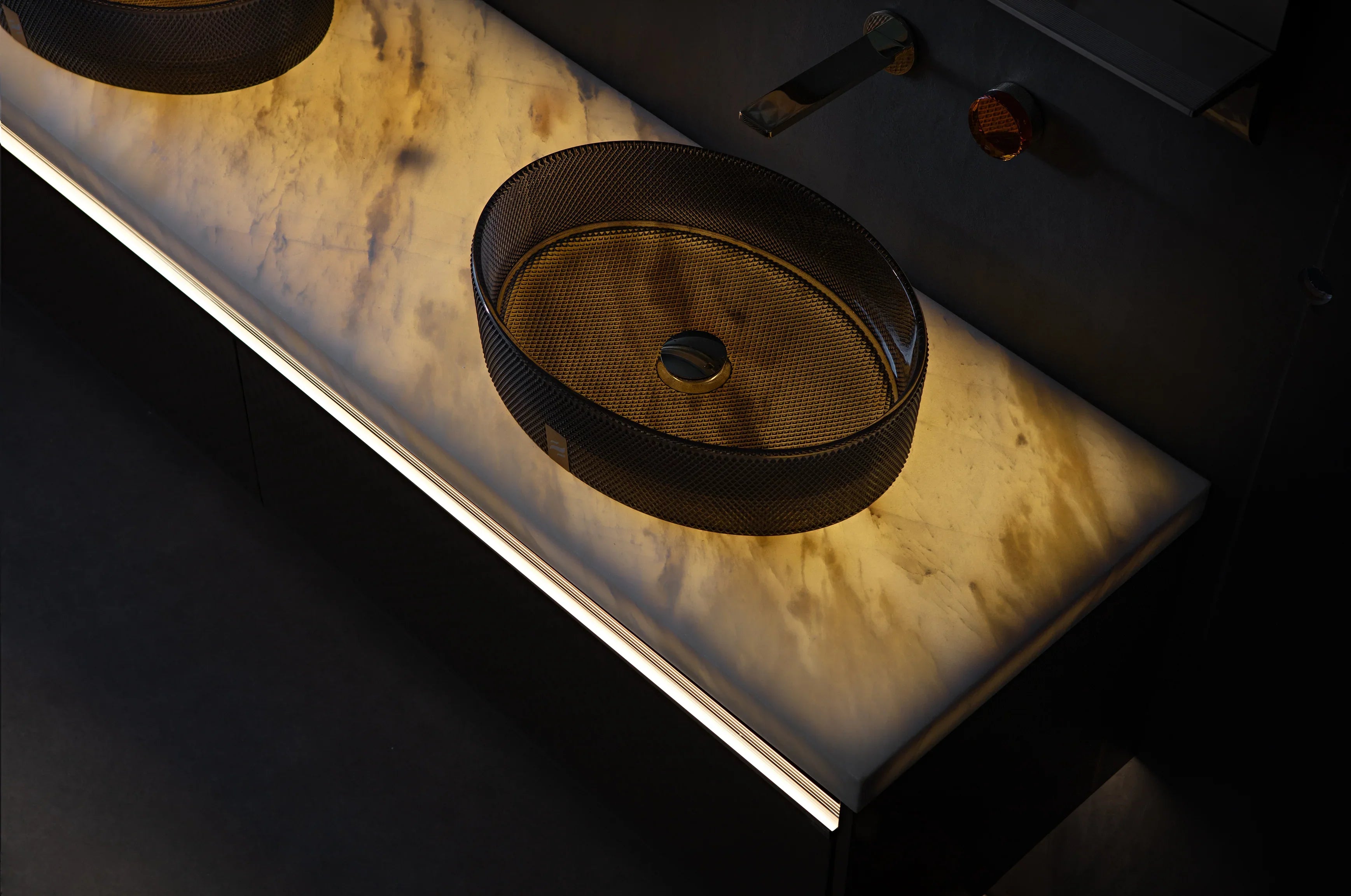 Meuble-lavabo Mural DEL 72 po Champagne avec Comptoir en Marbre Jade Blanc Royal et Double Vasques en Cristal