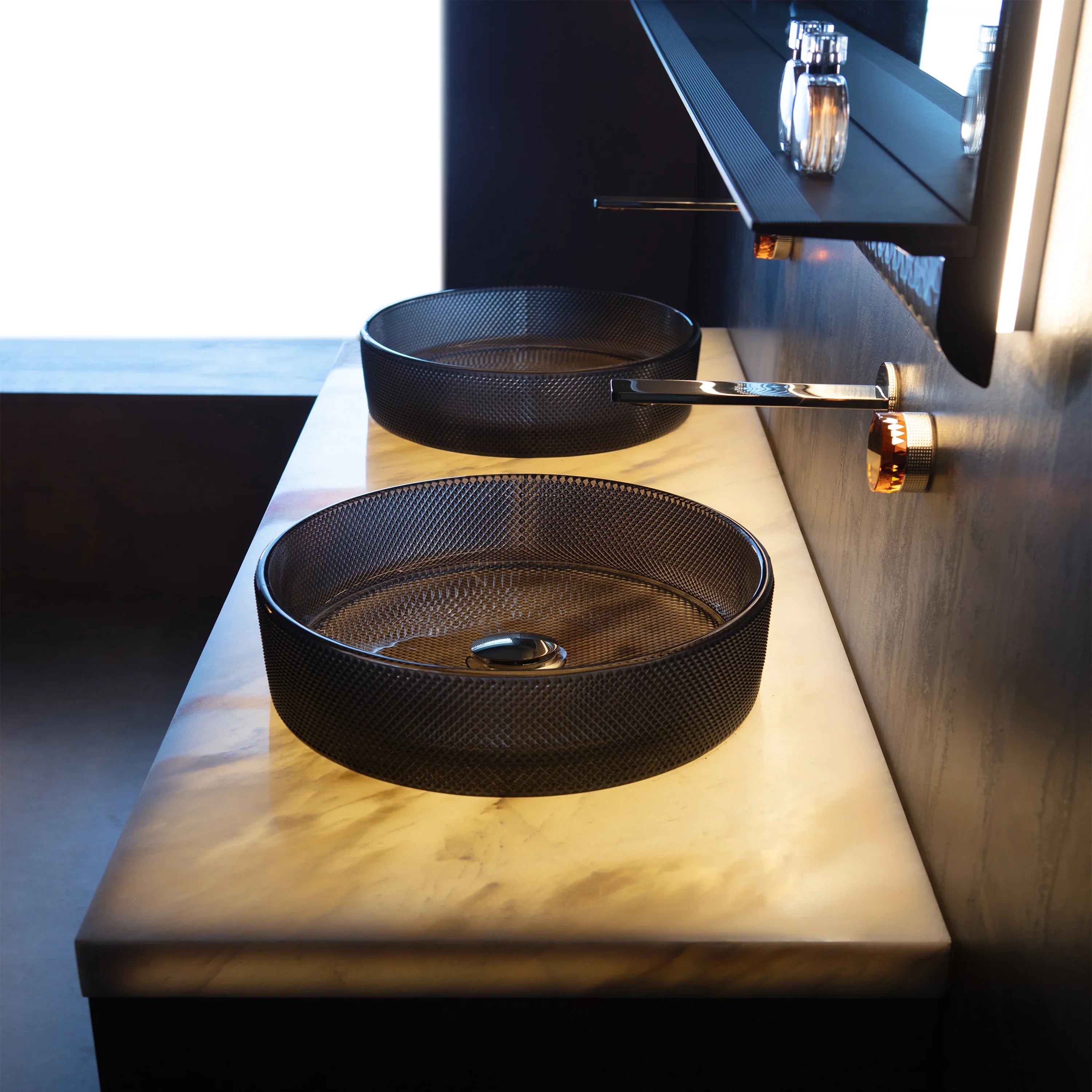 Meuble-lavabo Mural DEL 72 po Champagne avec Comptoir en Marbre Jade Blanc Royal et Double Vasques en Cristal