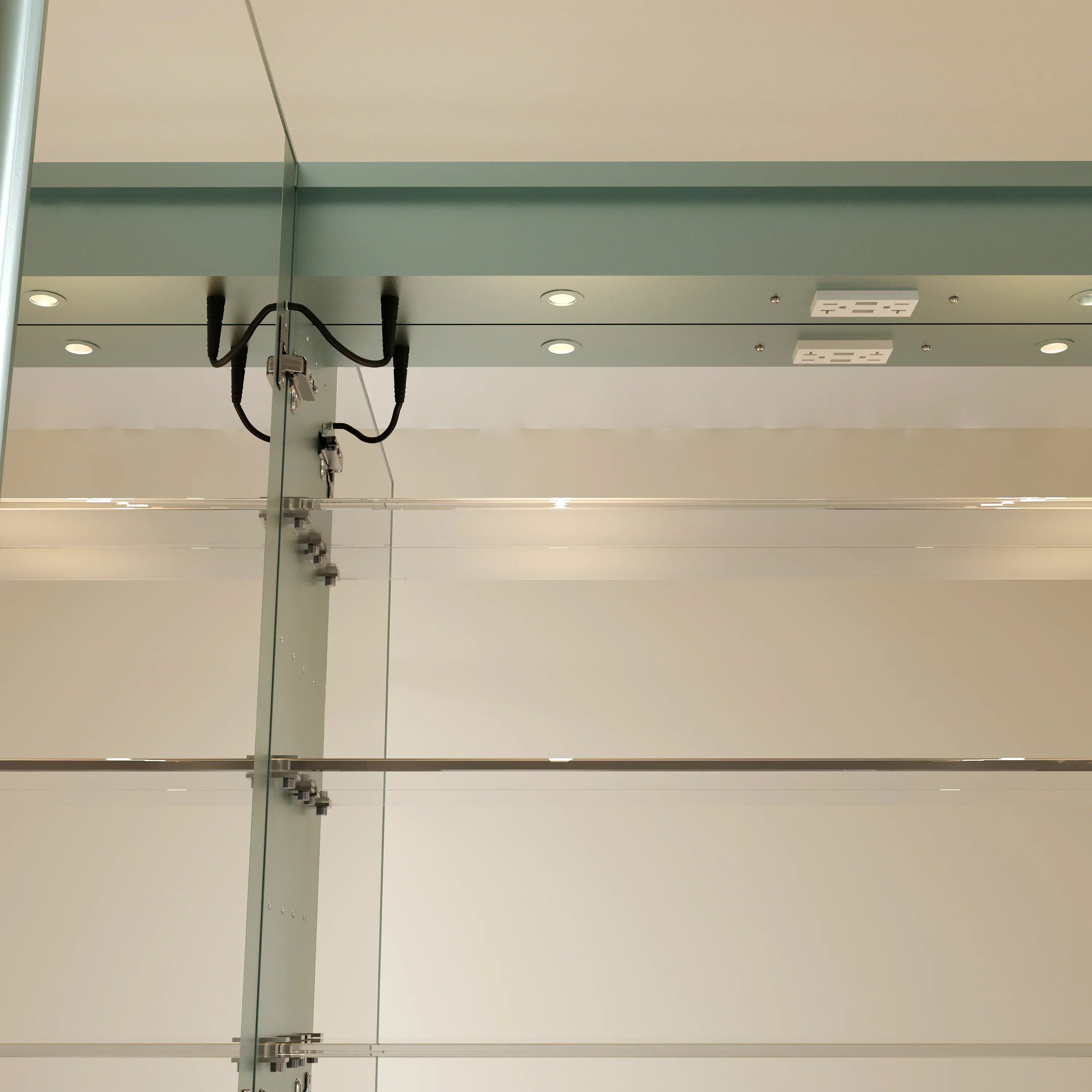 Armoire à pharmacie en aluminium de 40 po avec éclairage LED et miroir antibuée