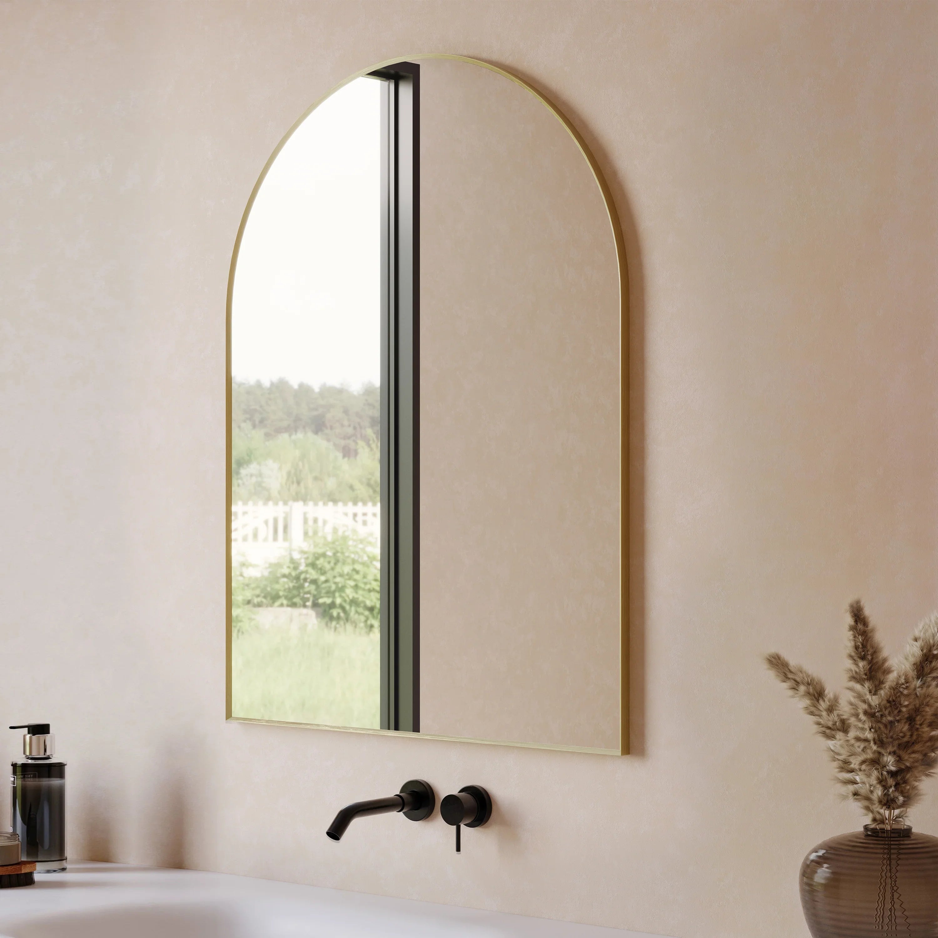 Miroir Arqué de 30" avec Cadre en Aluminium Fini Or Brossé