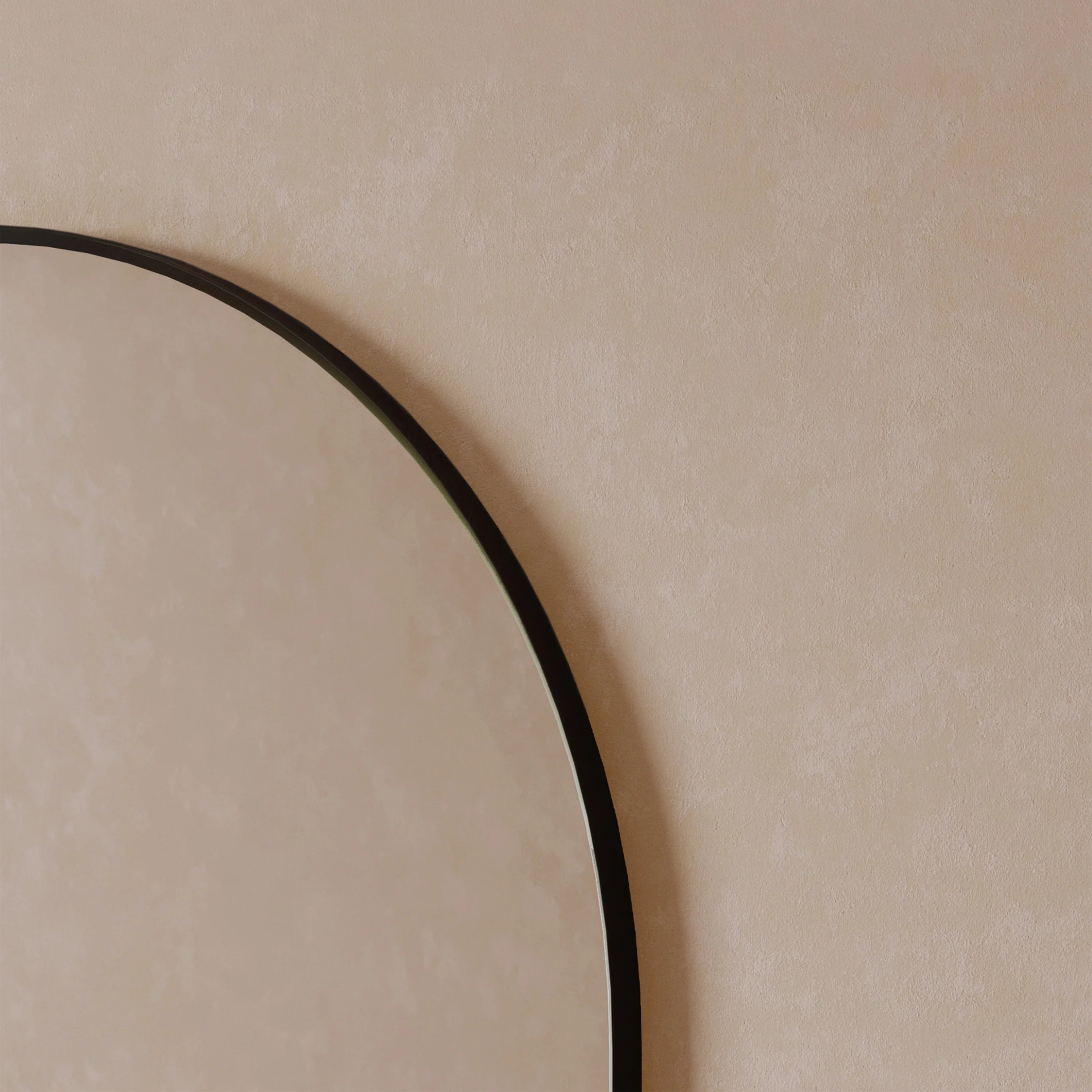 Miroir Arqué 30po avec Cadre en Aluminium Noir Mat