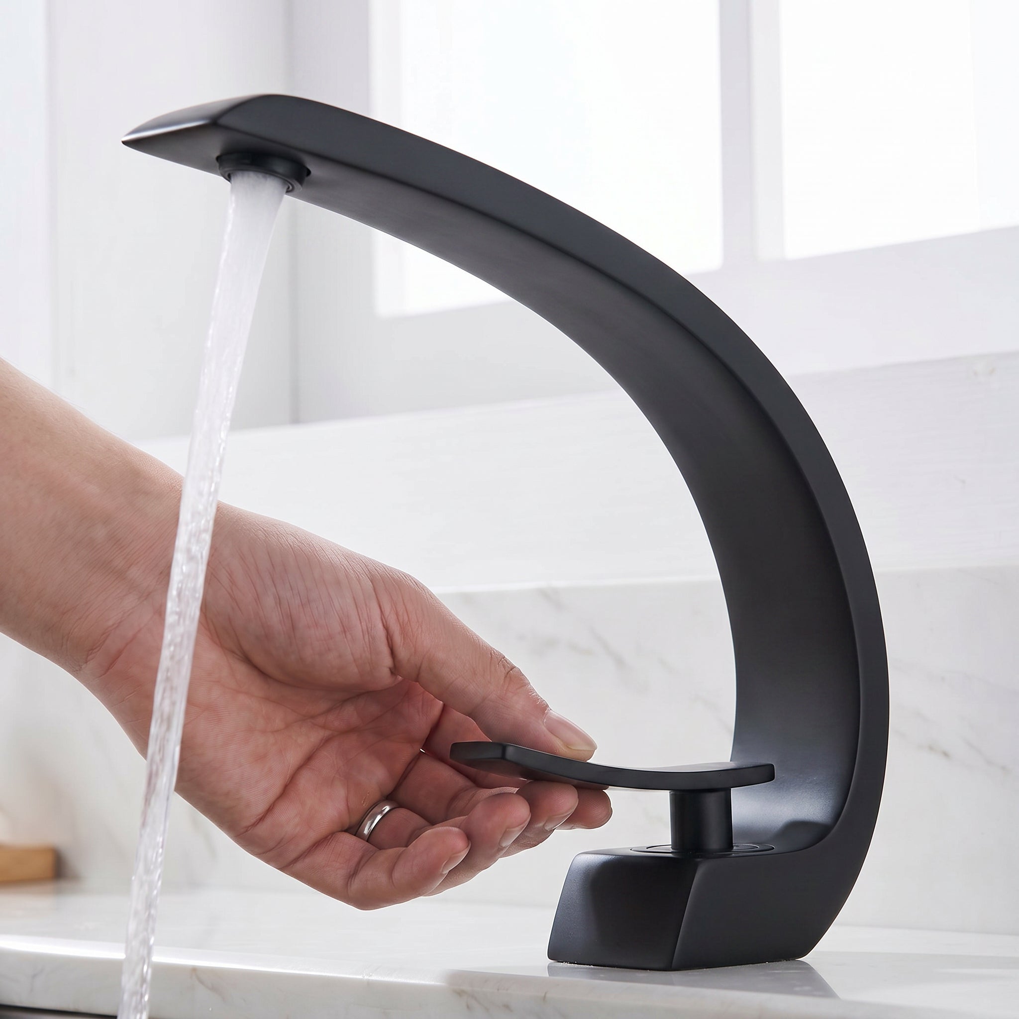 Robinet de Lavabo de Salle de Bains à 1 Poignée G-shape en Noir Mat