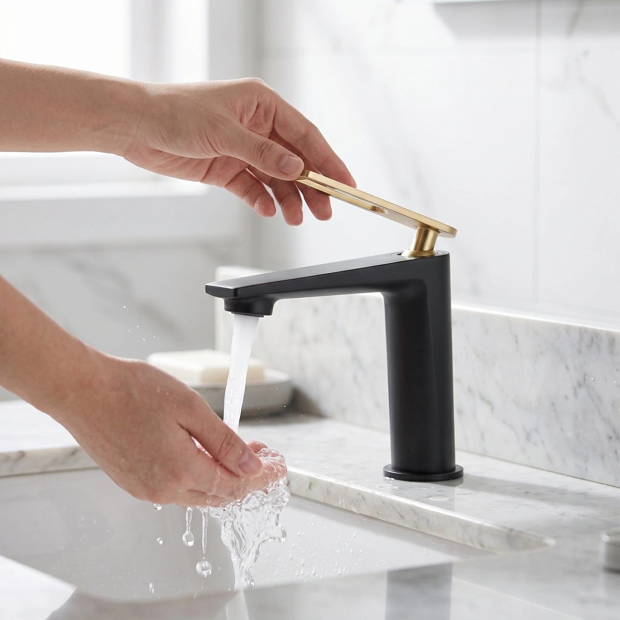 Robinet de Lavabo de Salle de Bains à 1 Poignée Regina en Noir et Or Brossé