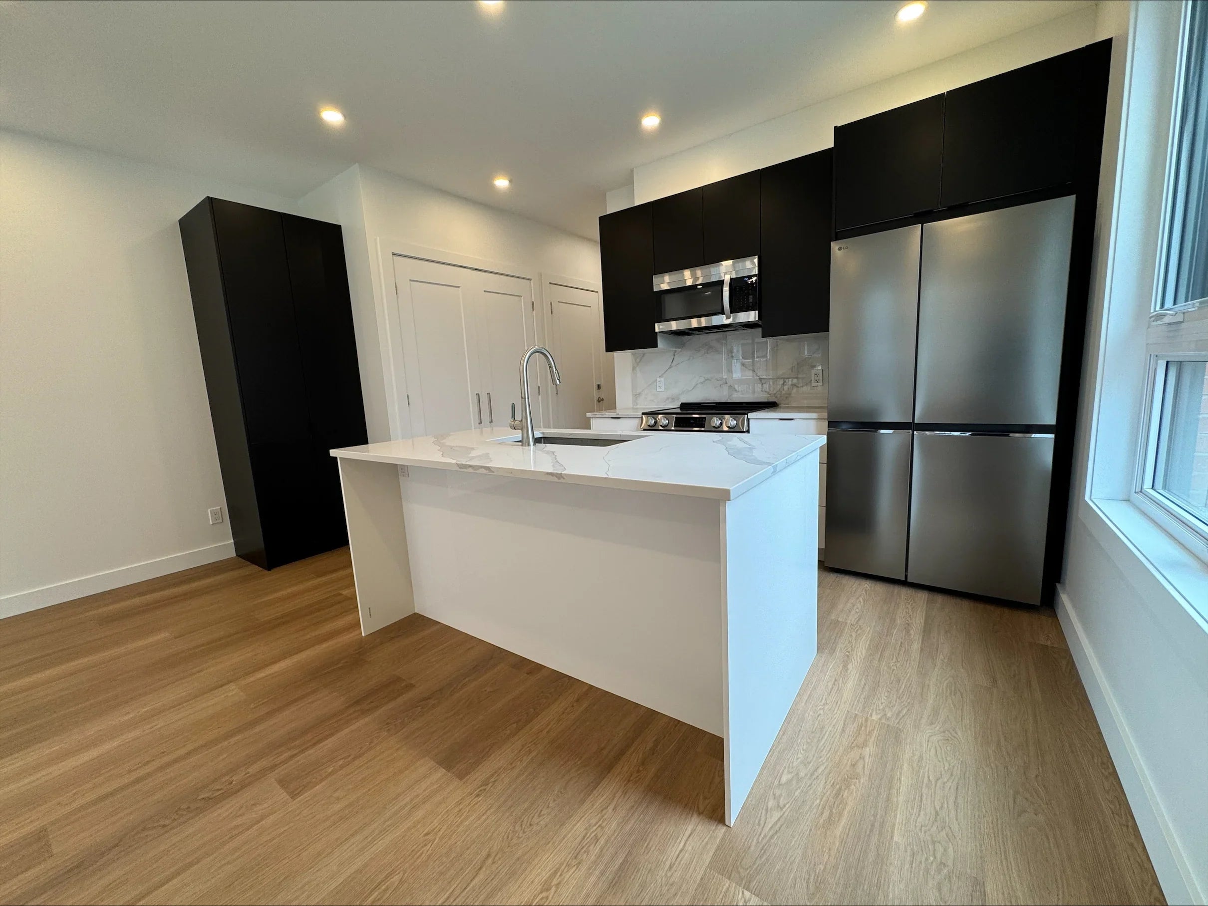 Essex 6mm SPC Click Plank Flooring with Underpad | 7" x 54"