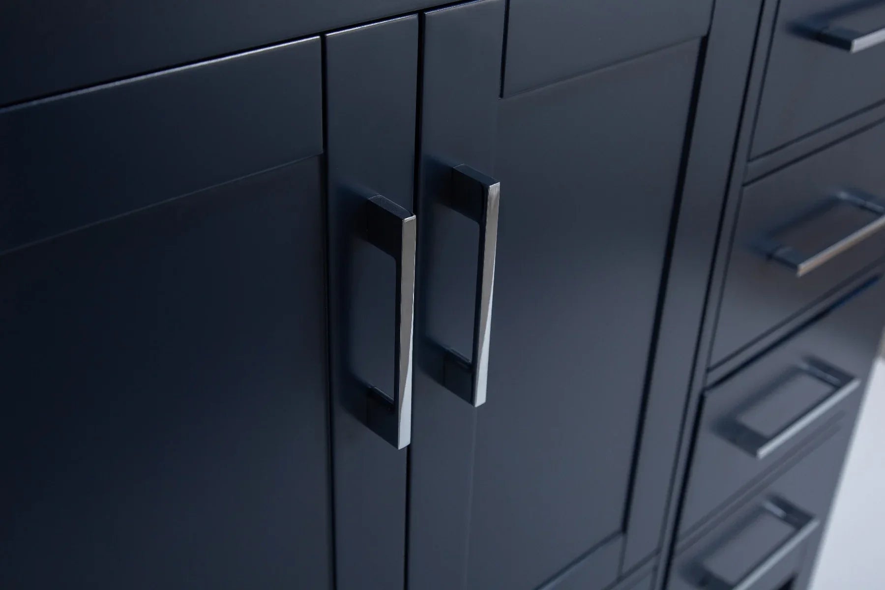 Meuble-lavabo simple autoportant de 48 po bleu royal avec comptoir en quartz Calcutta